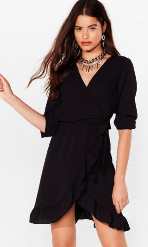 Чорна міні-сукня з рукавом та поясом