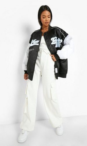 Чорна атласна оверсайз-куртка Madison Beer