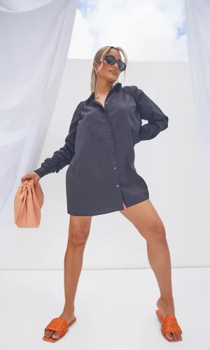 Маленька чорна сукня-сорочка з рюшами Prettylittlething