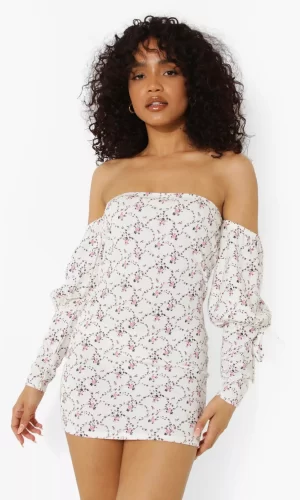 Облягаюча коротка біла сукня з квітковим принтов