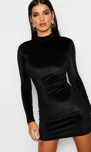 Облягаюча оксамитова коротка сукня з довгим рукавом